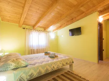 3-Bedroom House with Private Pool in Žminj