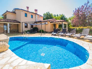 3-Bedroom House with Private Pool in Labin