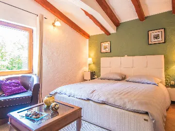 3-Bedroom House with Private Pool in Labin