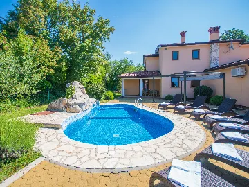 3-Bedroom House with Private Pool in Labin