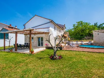 Pet-Friendly 4-Bedroom House for 10 Guests Žminj