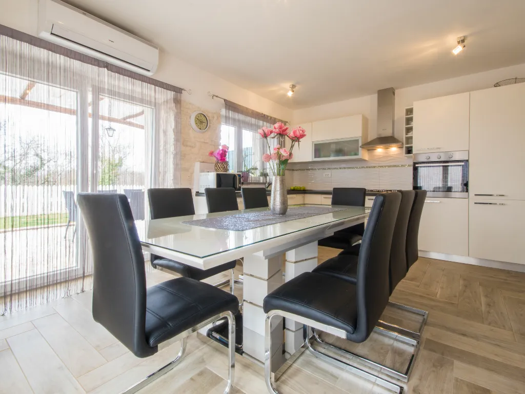 Pet-Friendly 4-Bedroom House for 10 Guests Žminj