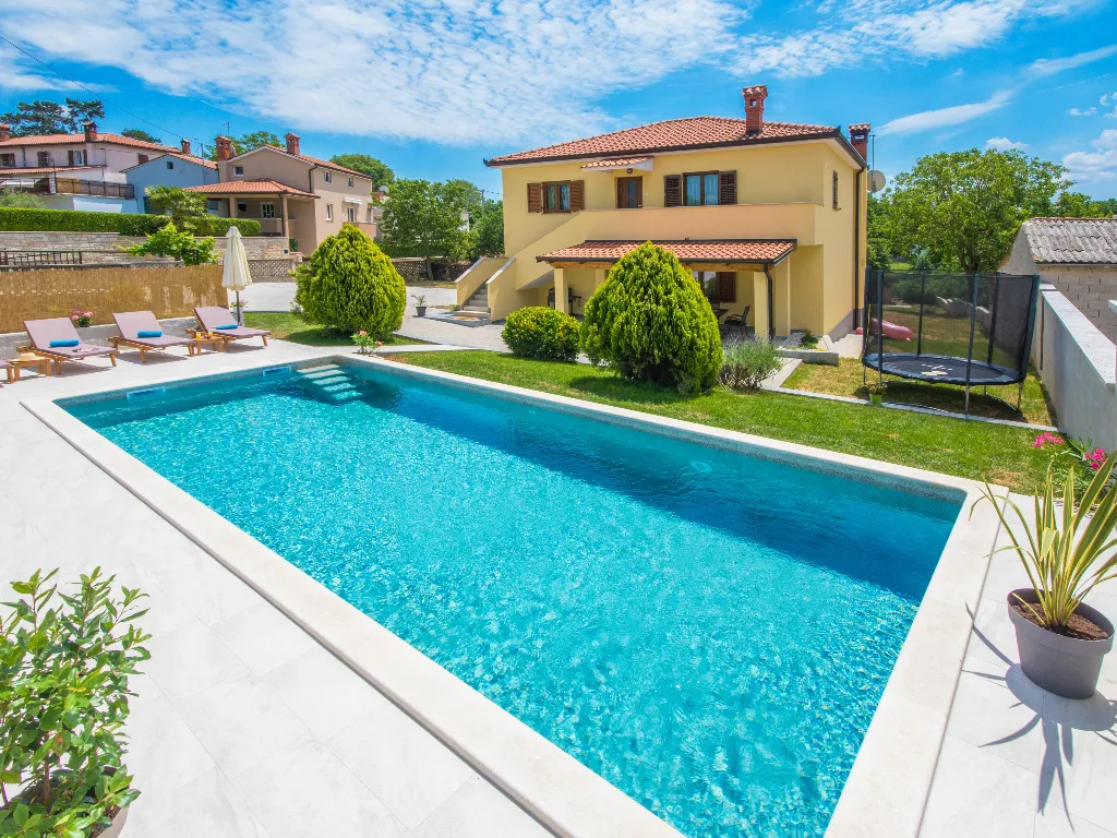 2-Bedroom House in Tinjan for Up to 5 Guests