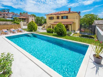 2-Bedroom House in Tinjan for Up to 5 Guests