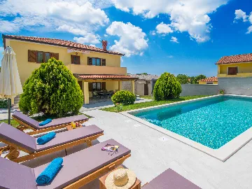 2-Bedroom House in Tinjan for Up to 5 Guests