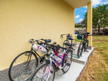 2-Bedroom House in Tinjan for Up to 5 Guests