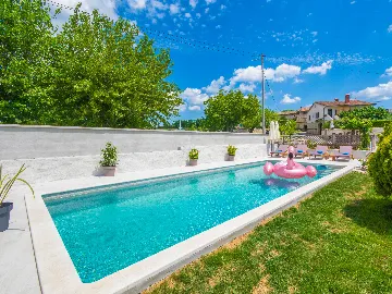 2-Bedroom House in Tinjan for Up to 5 Guests