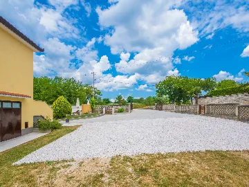 2-Bedroom House in Tinjan for Up to 5 Guests