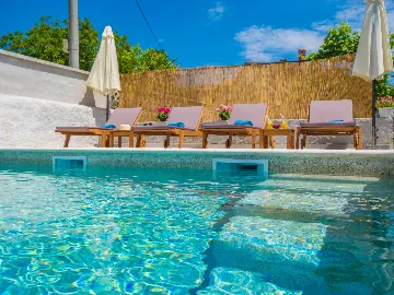 2-Bedroom House in Tinjan for Up to 5 Guests