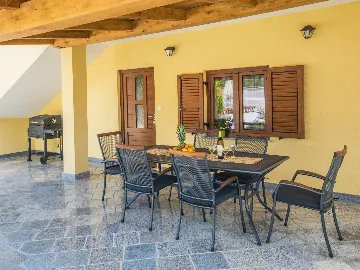 2-Bedroom House in Tinjan for Up to 5 Guests