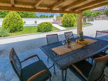 2-Bedroom House in Tinjan for Up to 5 Guests