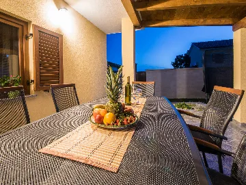 2-Bedroom House in Tinjan for Up to 5 Guests