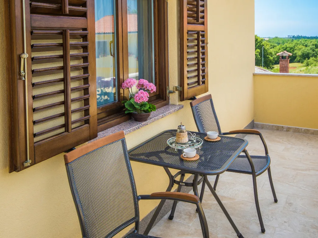 2-Bedroom House in Tinjan for Up to 5 Guests