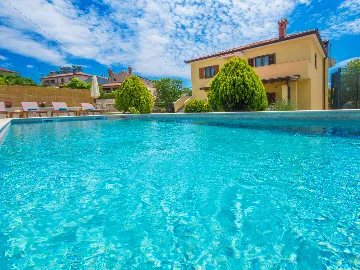 2-Bedroom House in Tinjan for Up to 5 Guests