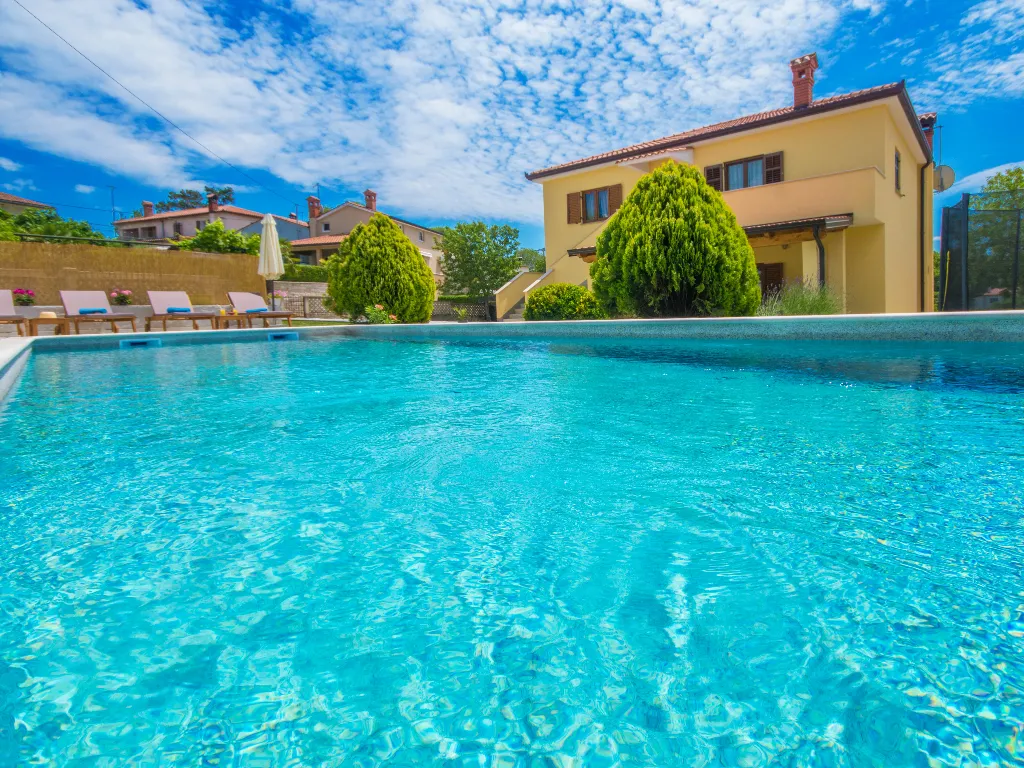 2-Bedroom House in Tinjan for Up to 5 Guests
