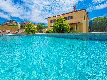 2-Bedroom House in Tinjan for Up to 5 Guests