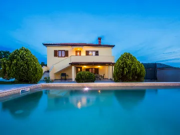 2-Bedroom House in Tinjan for Up to 5 Guests