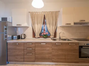 2-Bedroom House in Tinjan for Up to 5 Guests