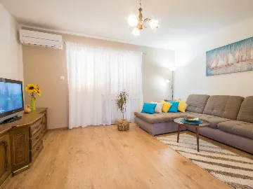 2-Bedroom House in Tinjan for Up to 5 Guests