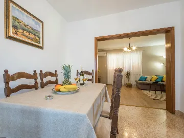 2-Bedroom House in Tinjan for Up to 5 Guests