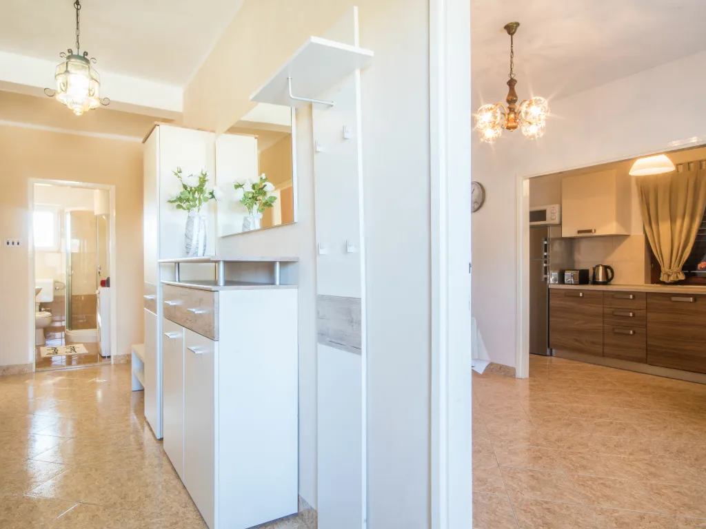 2-Bedroom House in Tinjan for Up to 5 Guests