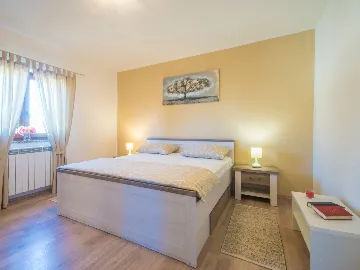 2-Bedroom House in Tinjan for Up to 5 Guests