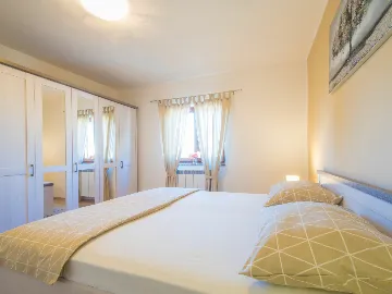 2-Bedroom House in Tinjan for Up to 5 Guests