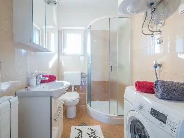 2-Bedroom House in Tinjan for Up to 5 Guests