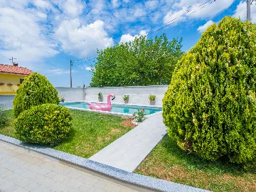 2-Bedroom House in Tinjan for Up to 5 Guests