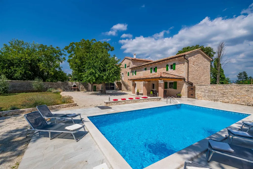 3-Bedroom Villa with Private Pool in Žminj