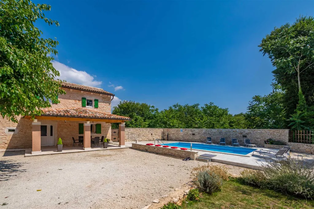 3-Bedroom Villa with Private Pool in Žminj