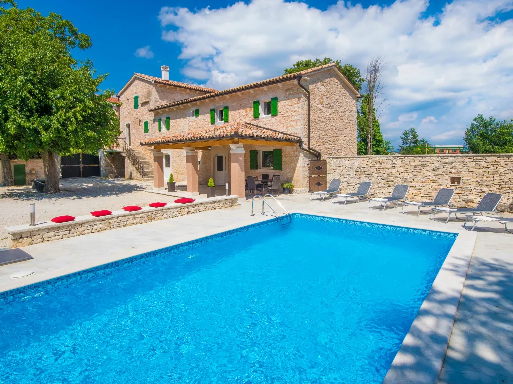 3-Bedroom Villa with Private Pool in Žminj