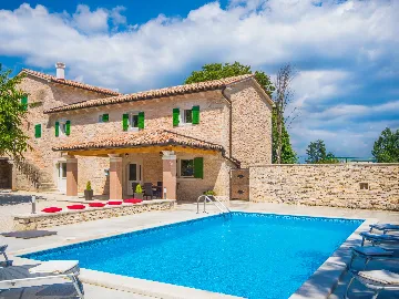 3-Bedroom Villa with Private Pool in Žminj