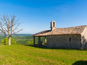 2-Bedroom House in Cerovlje with Pool