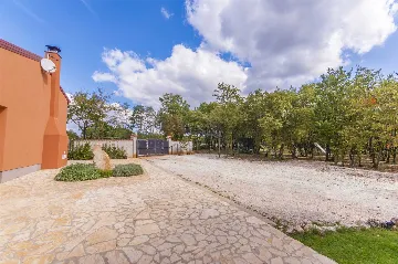 Private 8-Bedroom House for 16 Guests in Divšići