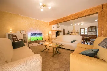 Private 8-Bedroom House for 16 Guests in Divšići