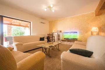 Private 8-Bedroom House for 16 Guests in Divšići