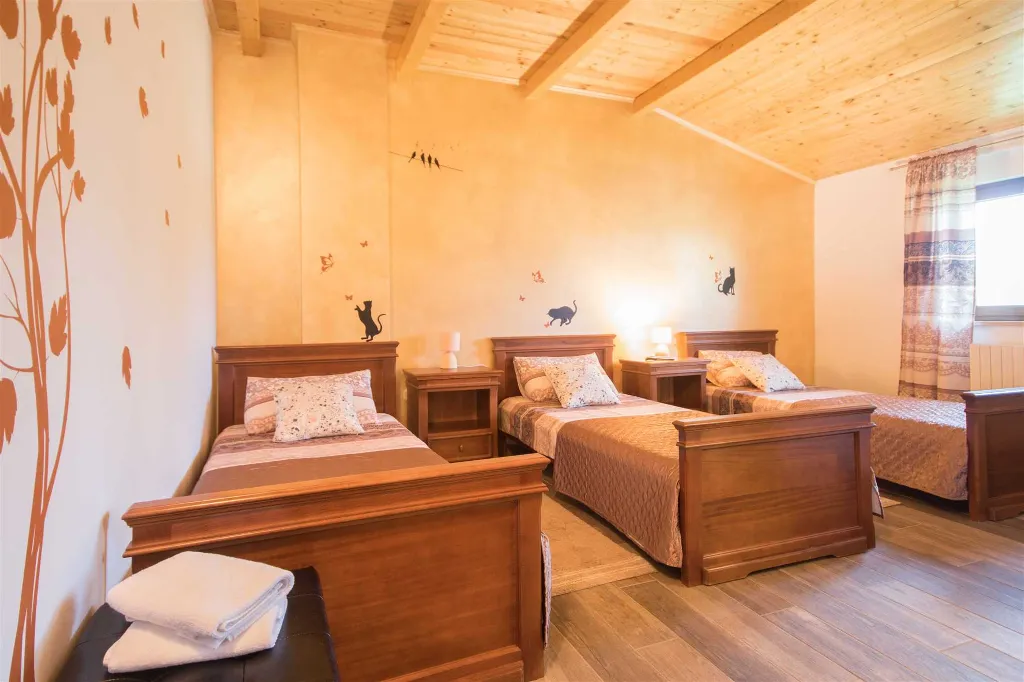 Private 8-Bedroom House for 16 Guests in Divšići