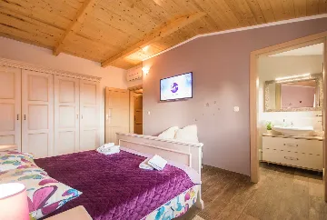 Private 8-Bedroom House for 16 Guests in Divšići