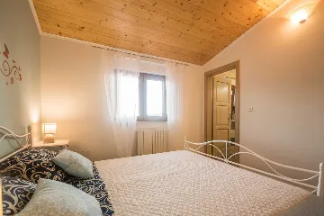 Private 8-Bedroom House for 16 Guests in Divšići