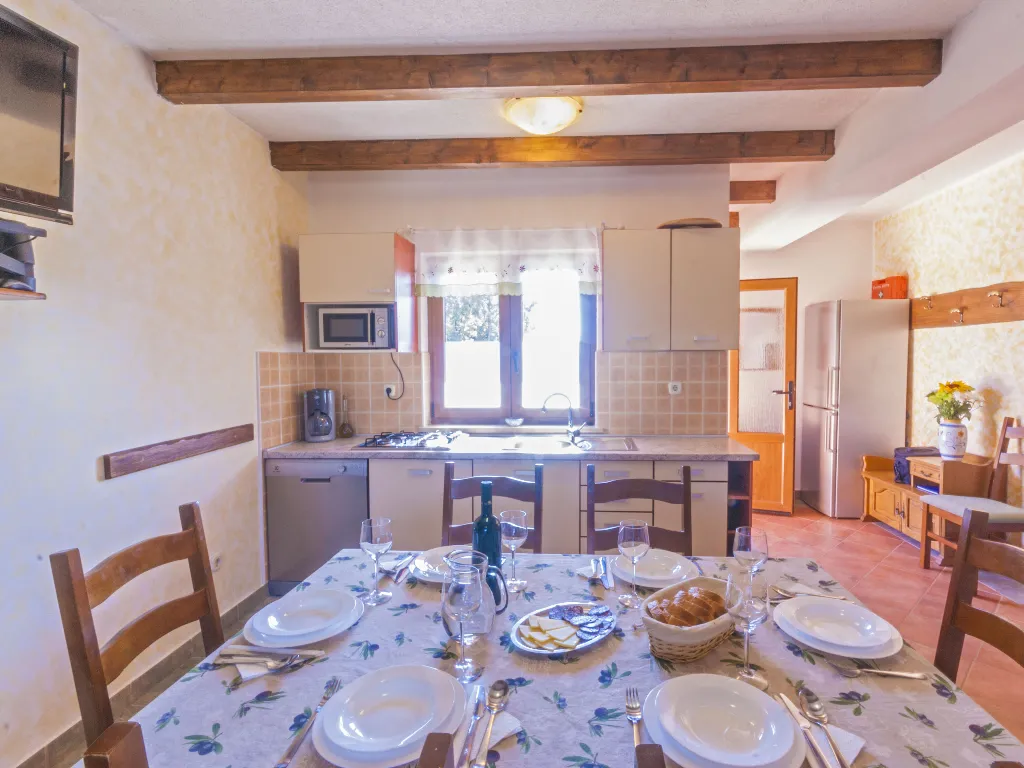 Private 8-Bedroom House for 16 Guests in Divšići
