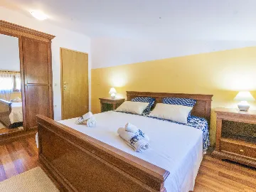 Private 8-Bedroom House for 16 Guests in Divšići