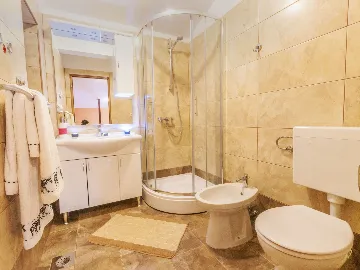 Private 8-Bedroom House for 16 Guests in Divšići