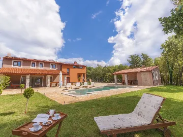 Private 8-Bedroom House for 16 Guests in Divšići