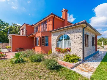 4-Bedroom House with Private Pool in Labin
