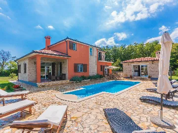 4-Bedroom House with Private Pool in Labin