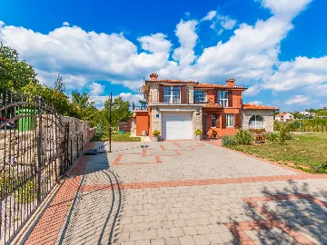 4-Bedroom House with Private Pool in Labin