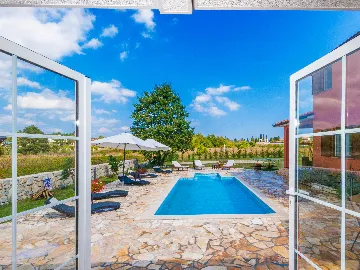 4-Bedroom House with Private Pool in Labin