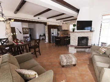 4-Bedroom House with Private Pool in Labin