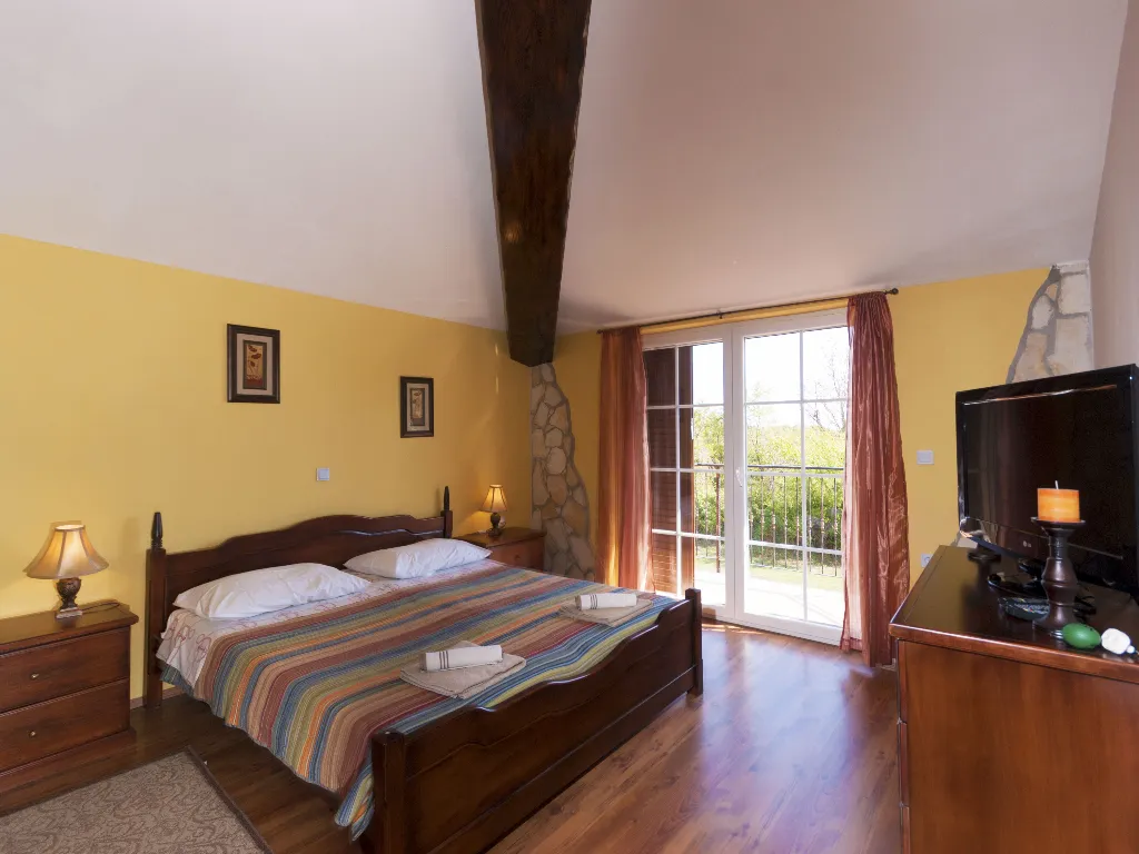 4-Bedroom House with Private Pool in Labin